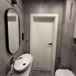Drzwi z ościeżnicą regulowaną które ładnie wykańczają łazienkę 