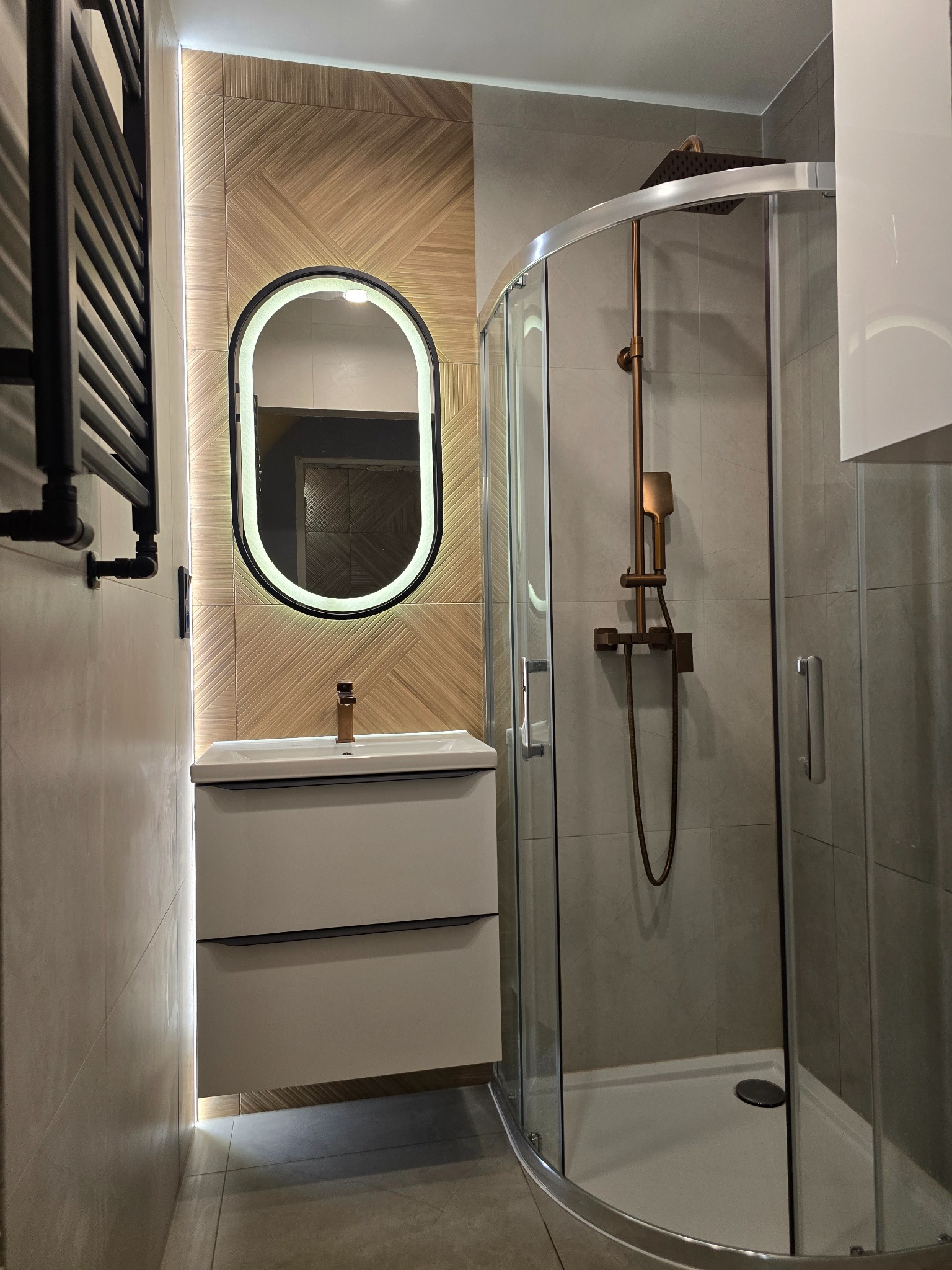 Miedziana armatura, płytki 60x60