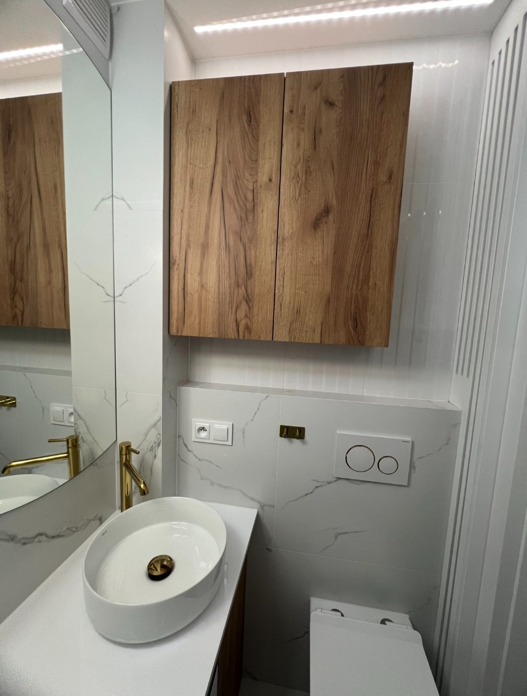 Oświetlenie Led w suficie, ubikacja podwieszana