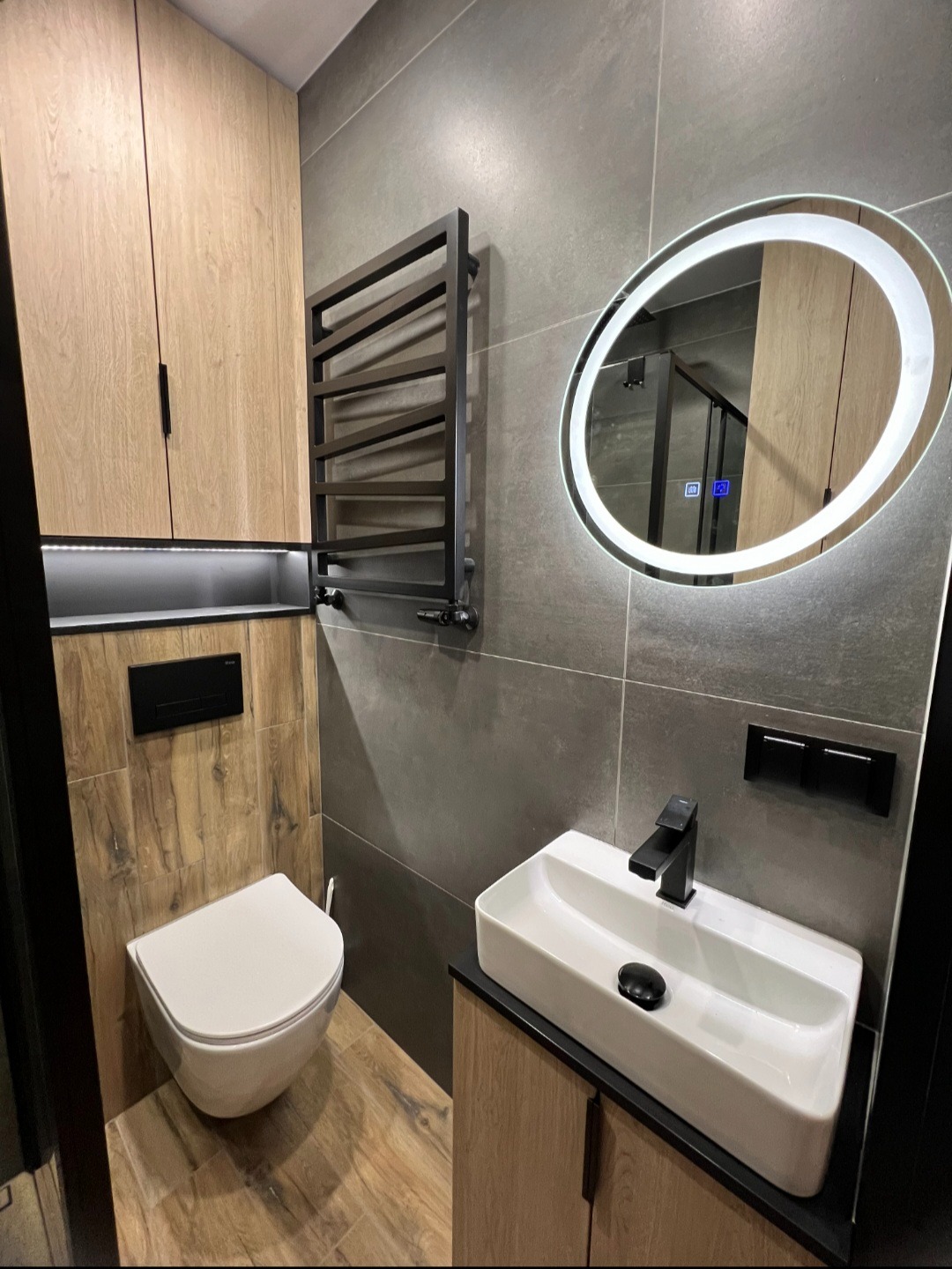 Mała łazienka w stylu Loftowym, płytki 60x120, czarne dodające elegancji dodatki.