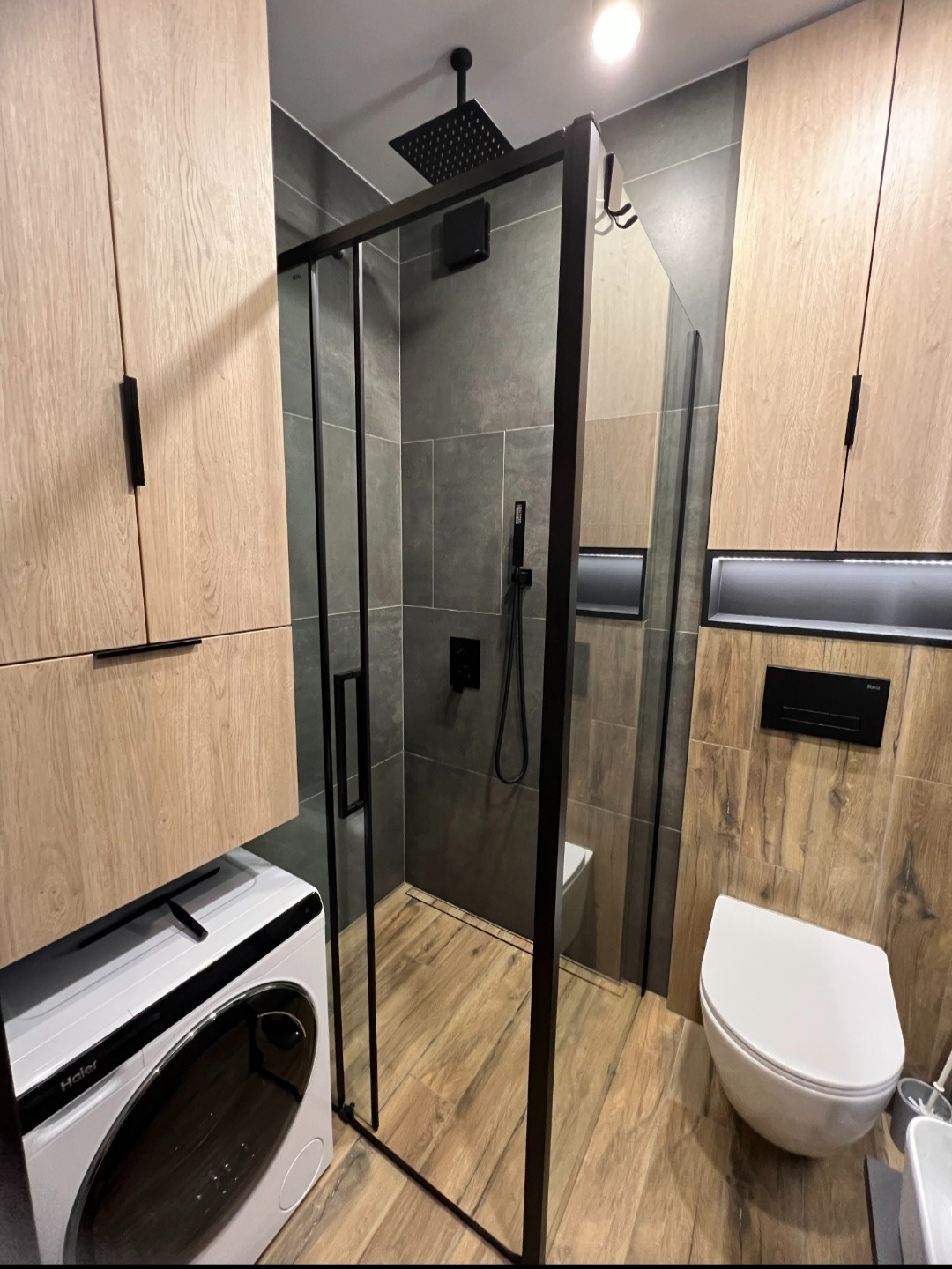 W małej łazience liczy się każdy centymetr, dlatego meble na wymiar i odpływ liniowy to najlepsze rozwiązanie.