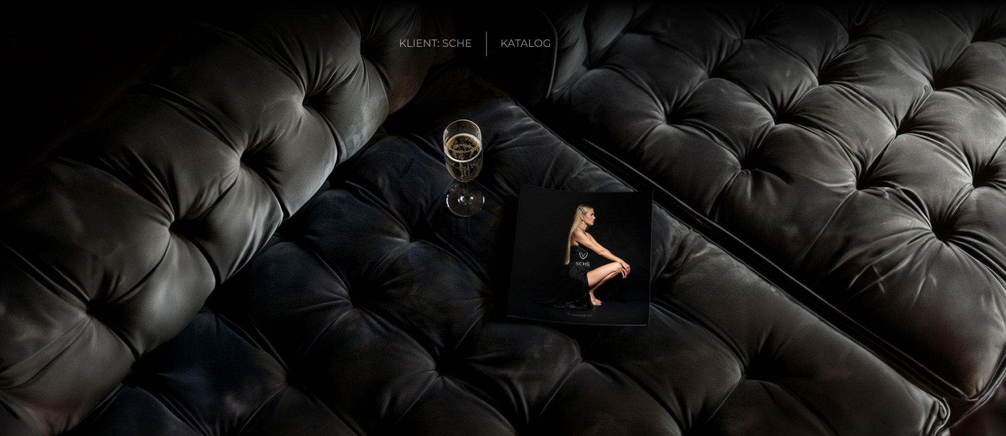 Klient: Sche. Projekt: katalog produktowy. Branża: biżuteria.