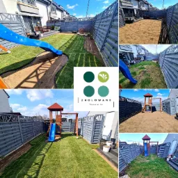 Wykończony ogród z równo położoną trawą, drewnianym placem zabaw z niebieską zjeżdżalnią i szarym drewnianym ogrodzeniem panelowym; widoczne przygotowane podłoże pod piasek i logo firmy.