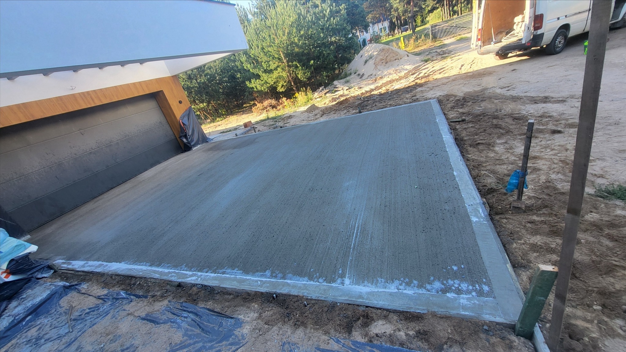 Podjazd szczotkowany.