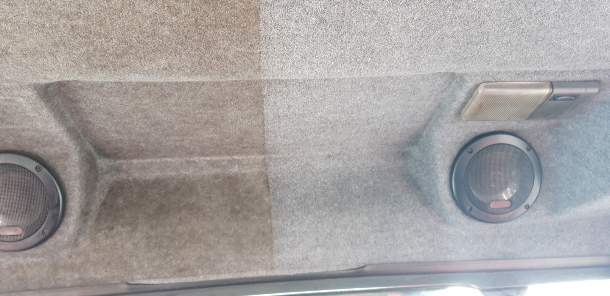 Porównanie wyczyszczonej i zabrudzonej tapicerki podsufitki samochodu, widoczne głośniki wbudowane w podsufitkę oraz lampka oświetlenia wnętrza.