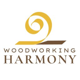 Logo firmy Woodworking Harmony z Kampinosu przedstawia dłuto strugające drewno w idealnej harmonii.