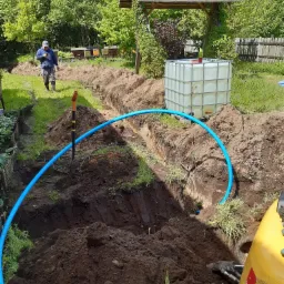Układanie rur do studni głębinowej
