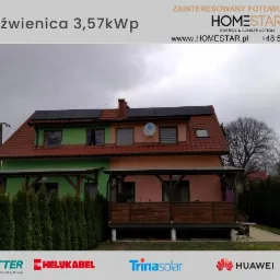 Dwukondygnacyjny dom z panelami słonecznymi na dachu, o mocy 3,57 kWp, z widocznym logo Homestar i logotypami producentów komponentów instalacji fotowoltaicznej na dole zdjęcia.