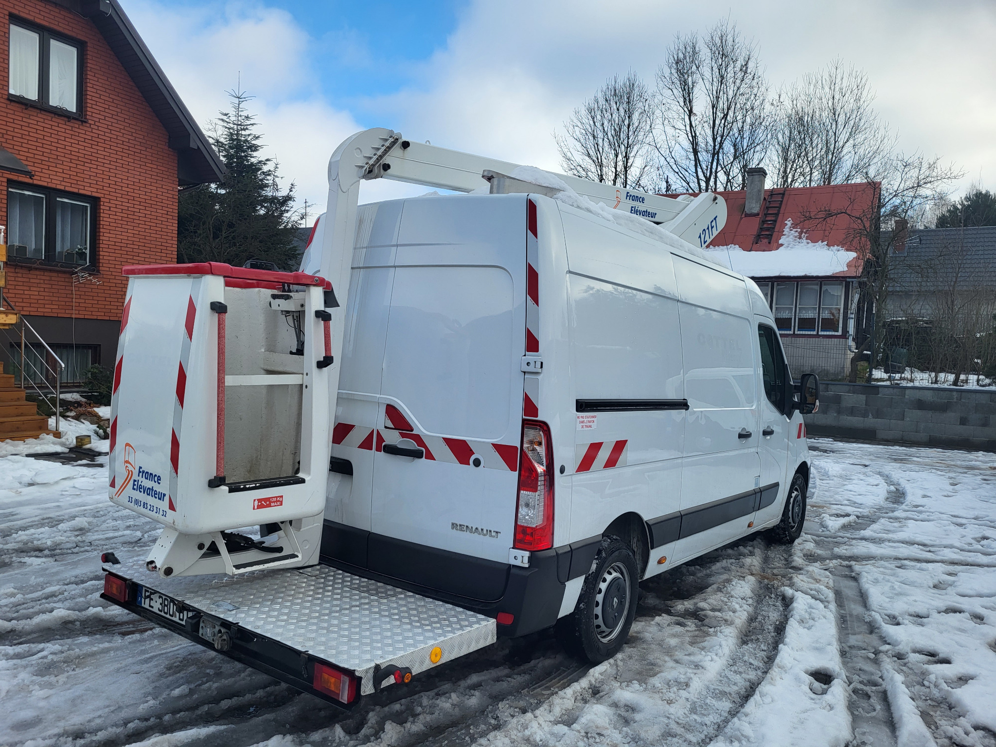 Podnośnik do wynajęcia z operatorem lub prac instalacyjnych.