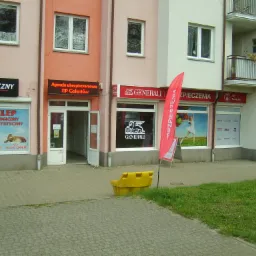 Fasada budynku z kilkoma lokalami usługowymi, w tym Agencja Ubezpieczeniowa ITP Goleniów z widocznym szyldem i otwartymi drzwiami, obok widoczne flagi reklamowe Generali i inne punkty usługowe.