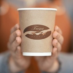 Logotyp kawiarni "Fresca" na kubku