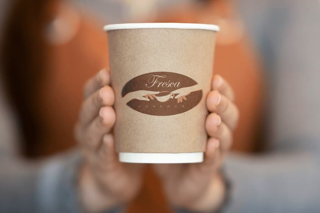 Logotyp kawiarni 'Fresca' na kubku