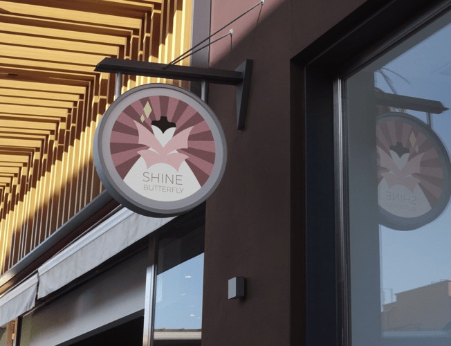 Logotyp sukien ślubnych 'Shine Butterfly' na budowie