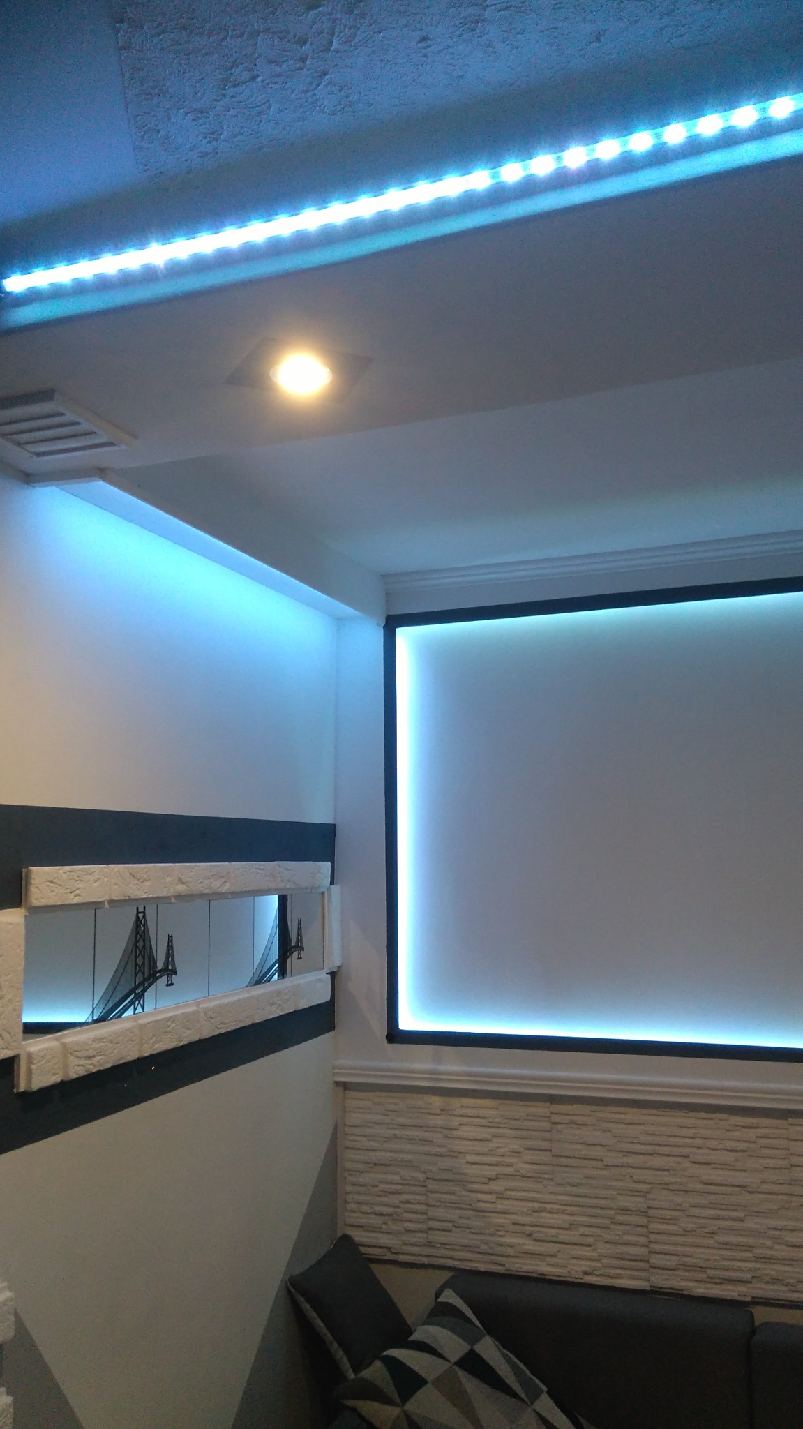 Moja zabudowa gk z wnęką led pod fototapetę z lustrem i grafiką.