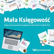 Ekran laptopa z otwartym programem do księgowości prezentującym wykresy, otoczony dokumentami księgowymi z wykresami i filiżanką kawy, na turkusowym tle z napisem 'Mała Księgowość'.