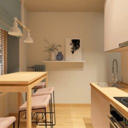 KOLORY i TEKSTURY Magdalena Myszk - Wizualizacja jasnej kuchni z drewnianym stołem barowym, krzesłami w kolorze pudrowego różu, okno z żaluzjami, płytki heksagonalne na ścianie i dekoracje na półce.