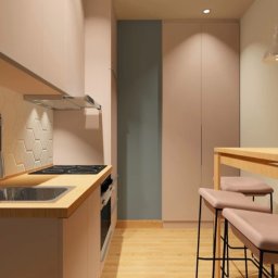 KOLORY i TEKSTURY Magdalena Myszk - Wizualizacja kuchni w Gdańsku z heksagonalnymi płytkami nad blatem, drewnianym blatem i stołem barowym z hokerami w pastelowych kolorach.