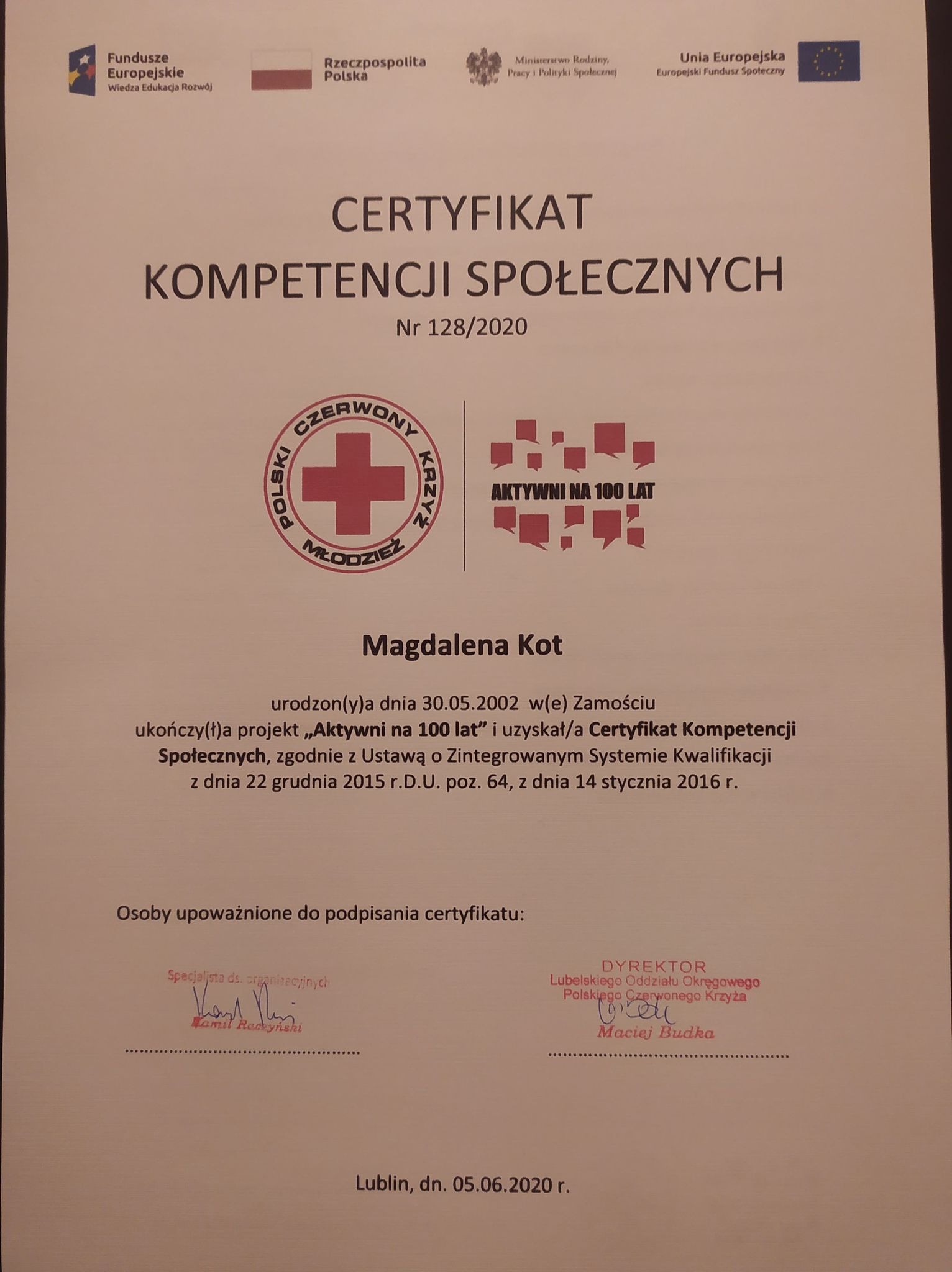 Skan certyfikatu kompetencji społecznych nr 128/2020 dla Magdaleny Kot, wydanego przez Polski Czerwony Krzyż, Lublin, 05.06.2020, z logotypami Funduszy Europejskich i Rzeczypospolitej Polskiej...