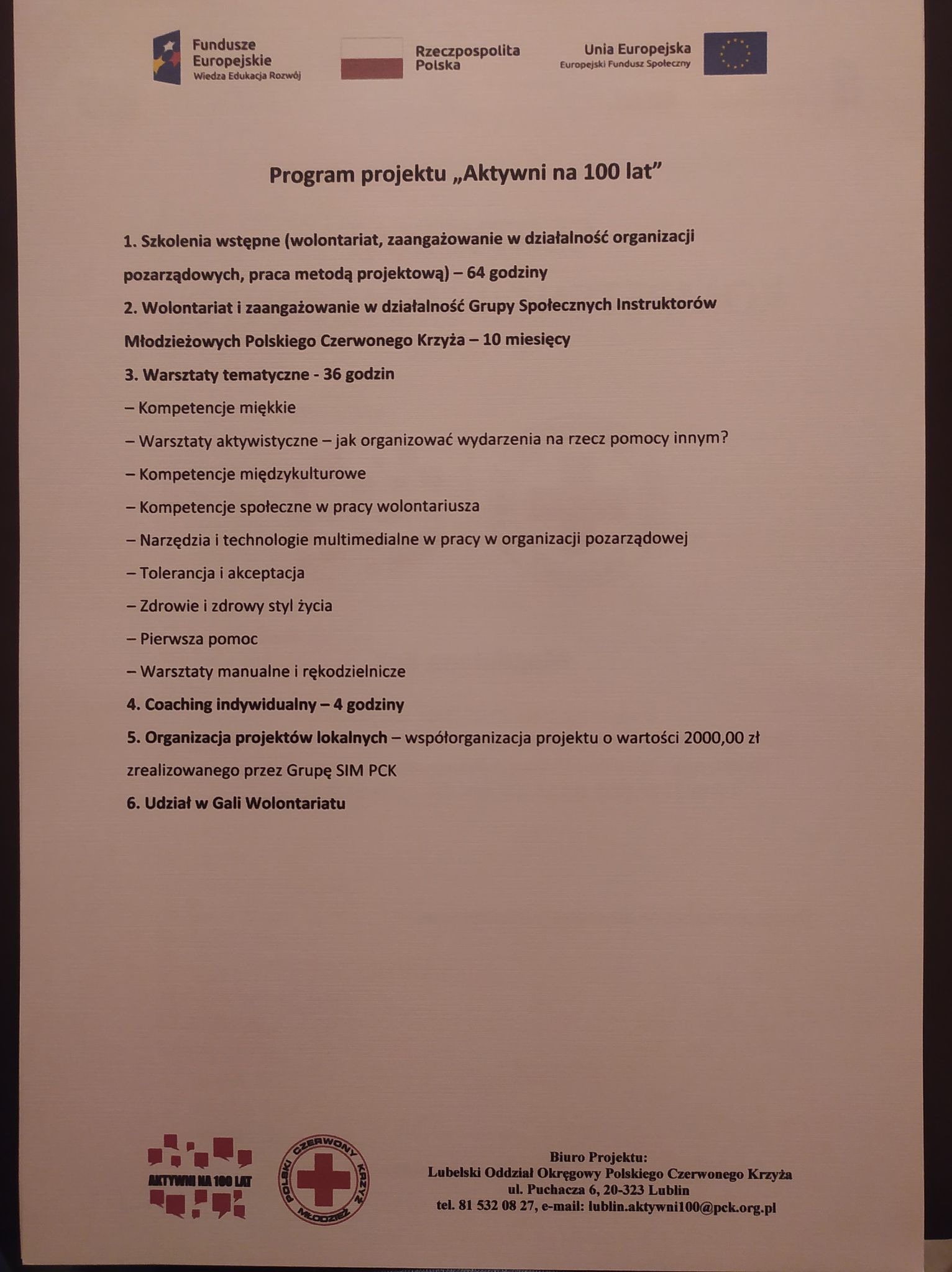 Plakat programu 'Aktywni na 100 lat' z logotypami Funduszy Europejskich, Rzeczypospolitej Polskiej i Unii Europejskiej, szczegółowo opisujący cele i zakres projektu, w tym szkolenia, wolontariat...