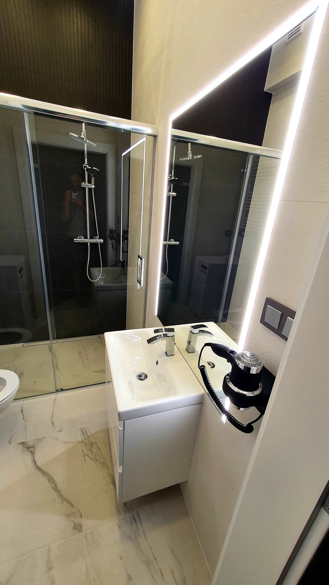 Kompleksowe wykończenia łazienek wraz z profesjonalnymi przeróbkami instalacji.