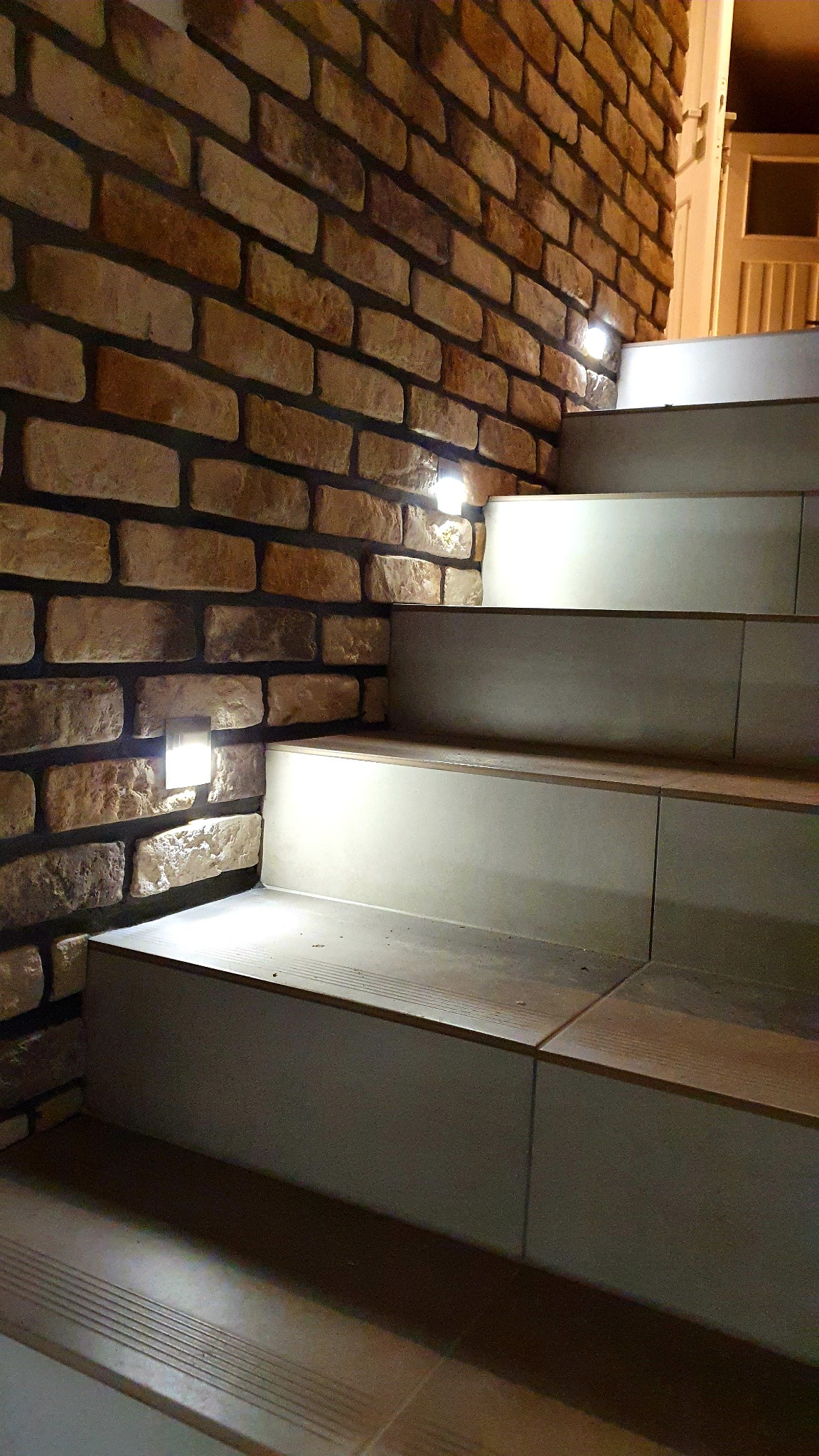 Kamień naturalny oraz imitacje. Flizowanie schodów.