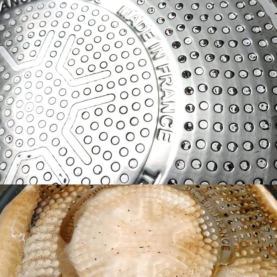 Dwa ujęcia spodu patelni. Górne ukazuje czysty, metaliczny spód z wytłoczonym wzorem gwiazdy i napisem 'MADE IN FRANCE'. Dolne ujęcie przedstawia ten sam spód patelni, ale pokryty brudną, spienioną...