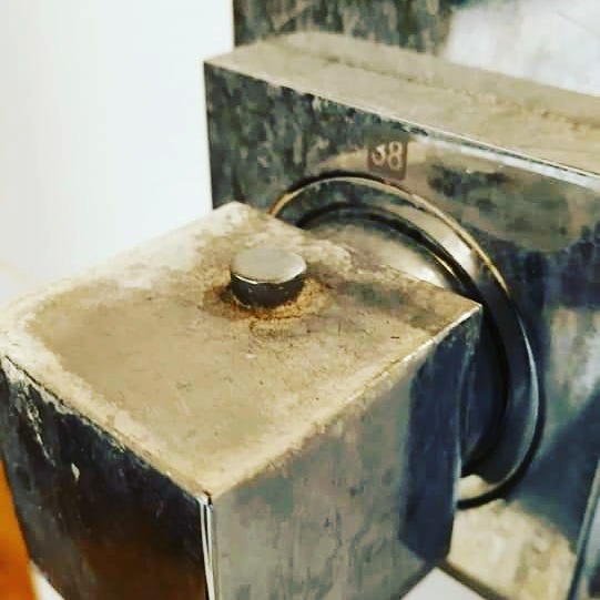 Zabrudzony, chromowany element armatury łazienkowej z widocznymi śladami zaschniętego osadu i numerem '38' wytłoczonym na powierzchni.