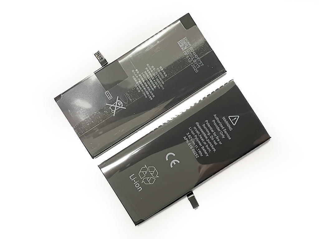 Dwie baterie litowo-jonowe do telefonu, leżące obok siebie na białym tle, z widocznymi oznaczeniami technicznymi i ostrzeżeniami.