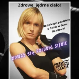 Kobieta z blond włosami trzyma kettlebell, promując treningi na świeżym powietrzu, w domu lub na siłowni, z hasłem 'Odważ się polubić siebie' i ofertą pierwszego treningu gratis.
