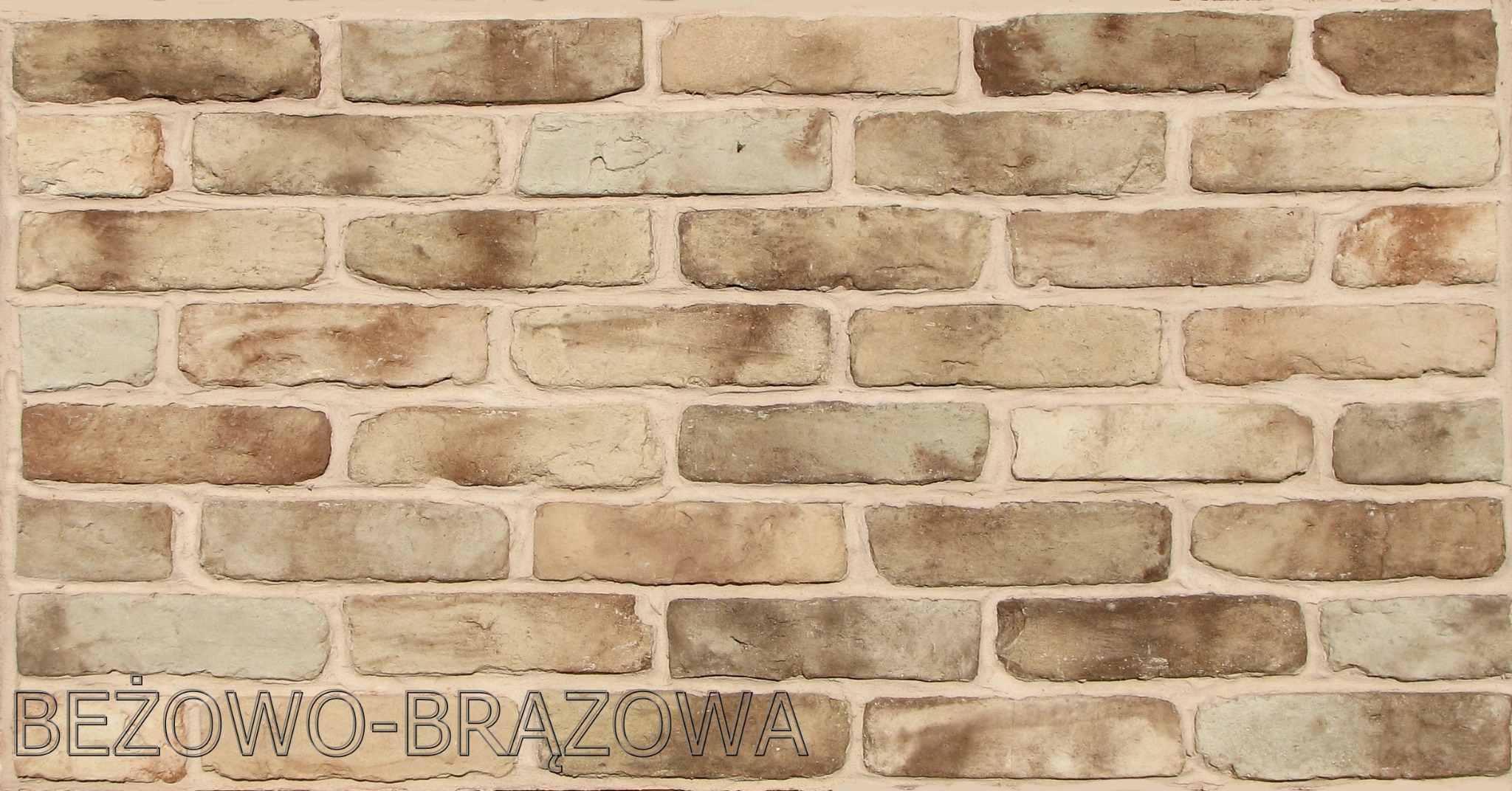 Beżowo-brązowa okładzina ścienna z cegieł klinkierowych o nieregularnej fakturze i fugach w odcieniu ecru.