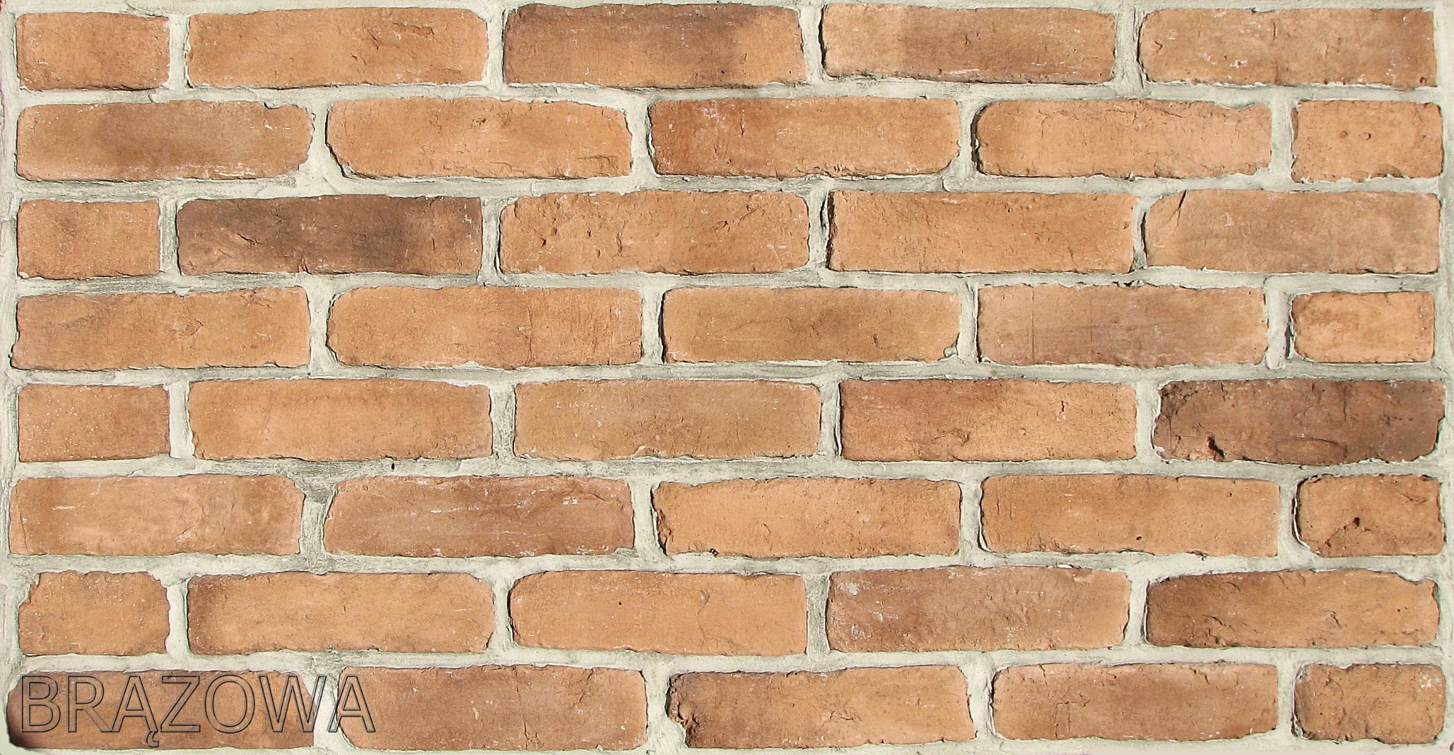 Fragment ściany z cegły klinkierowej w odcieniach brązu, z jasnoszarą fugą. W dolnej części widoczny napis 'BRAZOWA'.