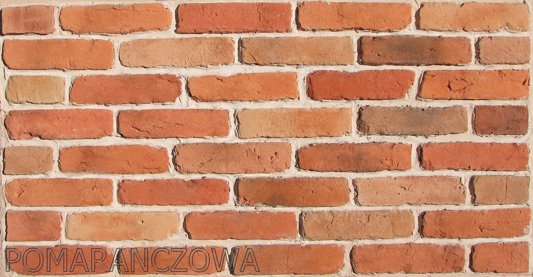 Murek z cegły klinkierowej w odcieniach pomarańczy, z widoczną fakturą i fugami w jasnym kolorze, z napisem 'POMARANCZOWA' w dolnej części.