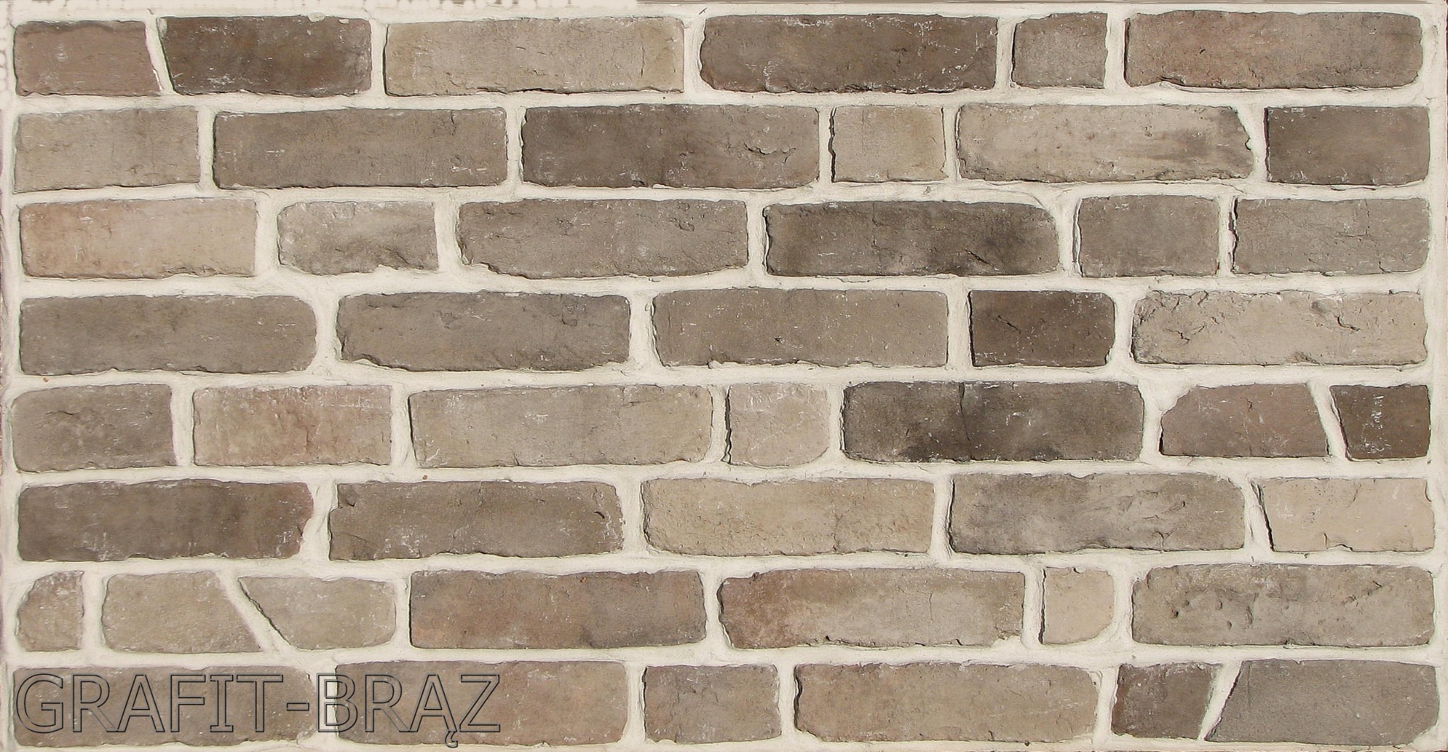 Dekoracyjna ściana z nieregularnych, szaro-brązowych cegieł z jasną fugą, widoczny napis 'GRAFIT-BRAZ' w dolnej części.