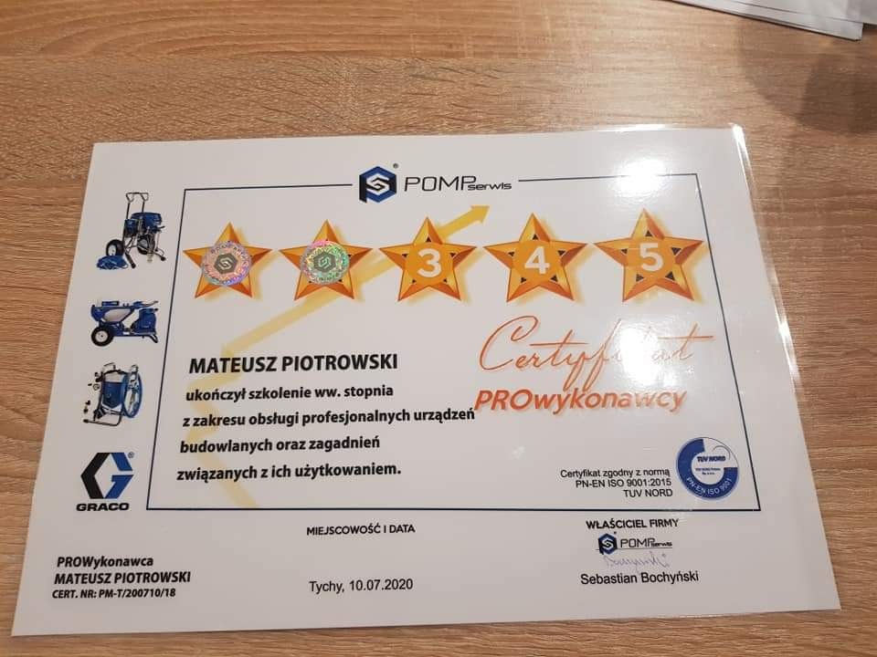 Certyfikat PROwykonawcy dla Mateusza Piotrowskiego, z oceną 5 gwiazdek, potwierdzający ukończenie szkolenia z obsługi profesjonalnych urządzeń budowlanych, z logo firmy POMPserwis i GRACO,...