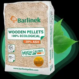 Worek pelletu drzewnego marki Barlinek, z oznaczeniami ekologicznymi i certyfikatami jakości, na ciemnym tle z zielonymi liśćmi.