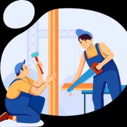 Dwóch mężczyzn w niebieskich kombinezonach pracuje przy obróbce drewna: jeden przybija deskę gumowym młotkiem, drugi przecina deskę piłą ręczną na tle konstrukcji szkieletowej.