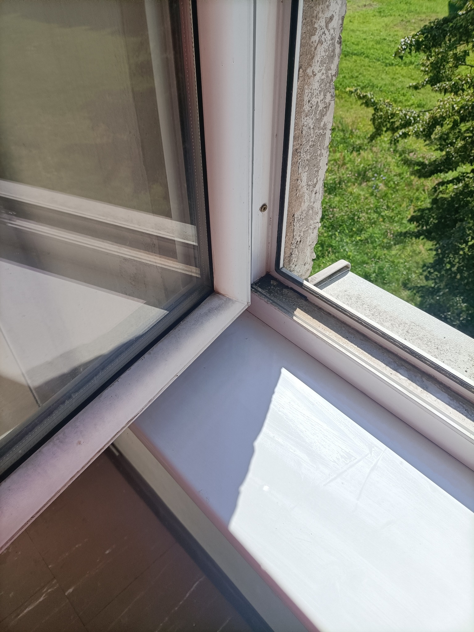 Okno przed czyszczeniem . Nie myte 3 lata.