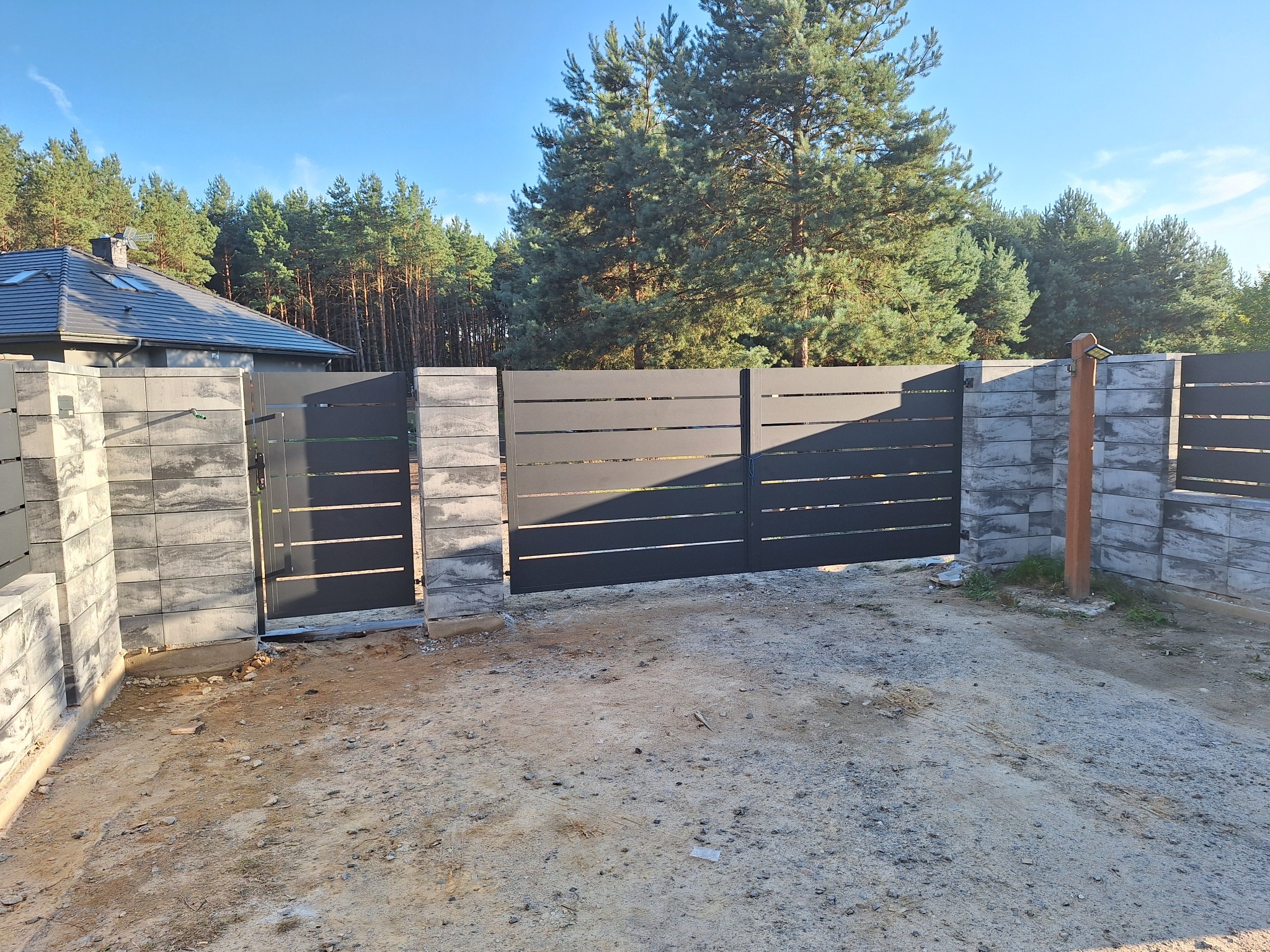 Brama aluminiowa dwuskrzydłowa palisada