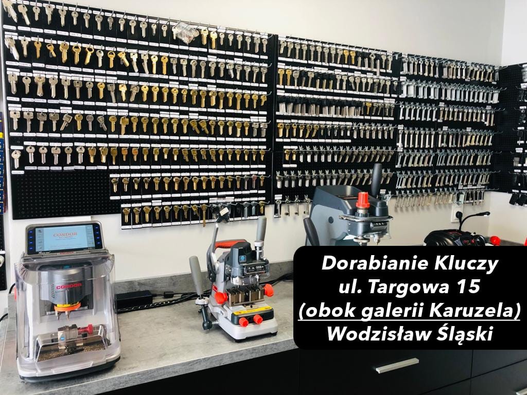 Wnętrze warsztatu: ściana z ekspozycją kluczy różnego typu, obok profesjonalne maszyny do dorabiania kluczy, w tym model Condor z ekranem dotykowym.