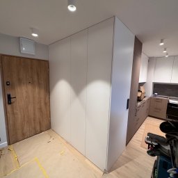 Ir Home Handicrafts Tomaszewski Andrzej - Szafa w białym macie z pralką koszem na bieliznę i szufladami