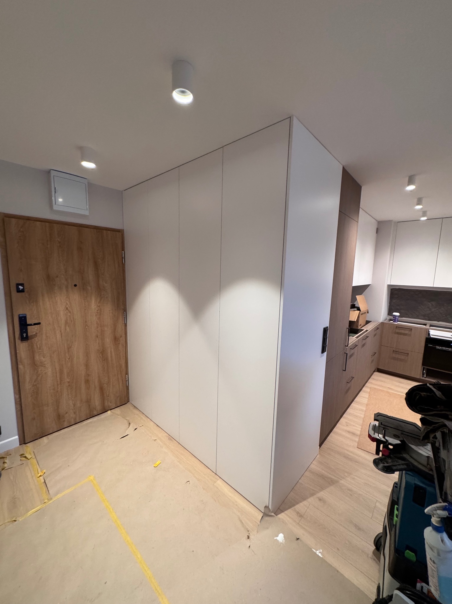 Szafa w białym macie z pralką koszem na bieliznę i szufladami