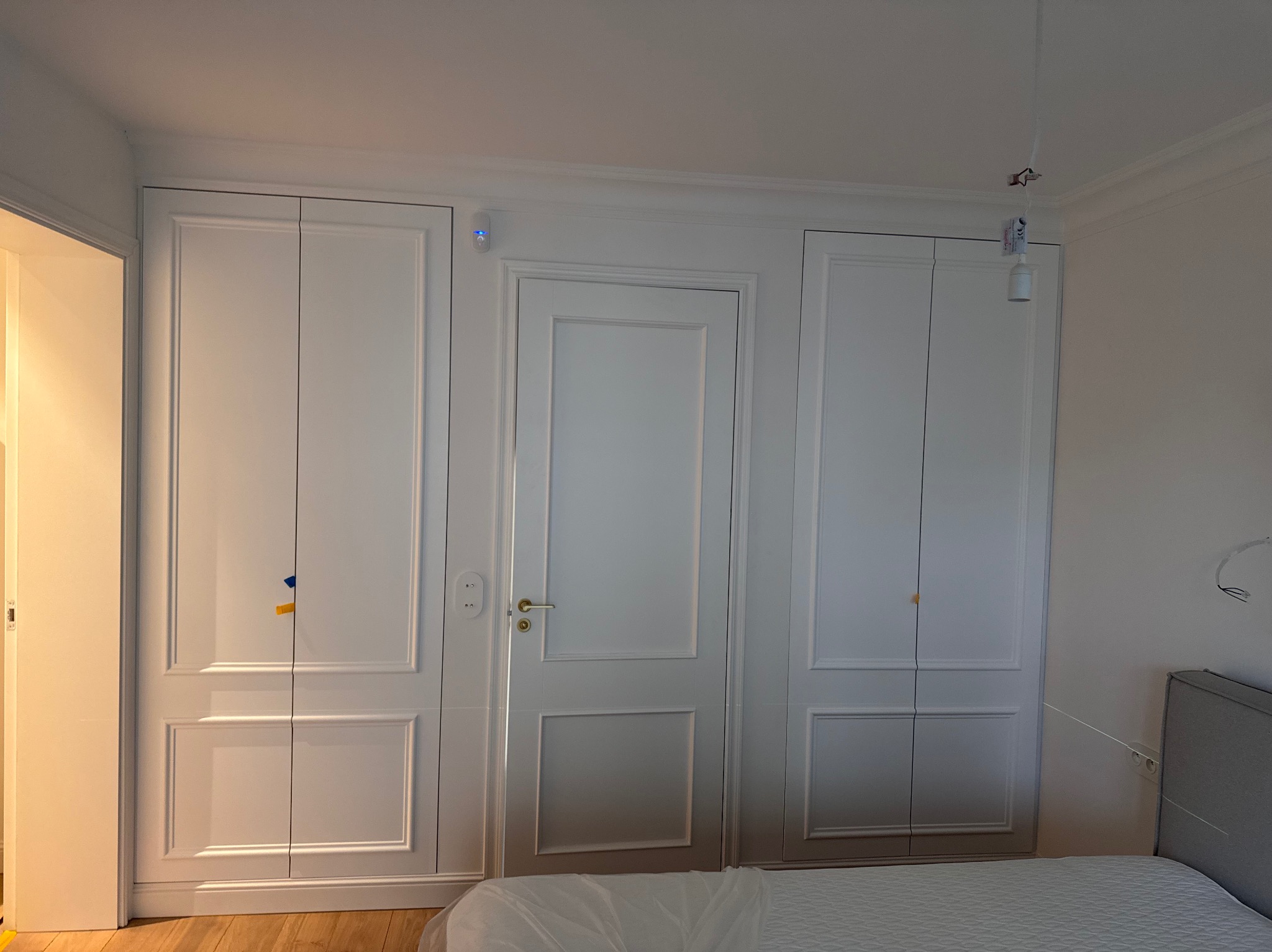 Szafy wnękowe fronty lakierowane w środku drążek oświetlenie led szuflady i tacka na drobiazgi