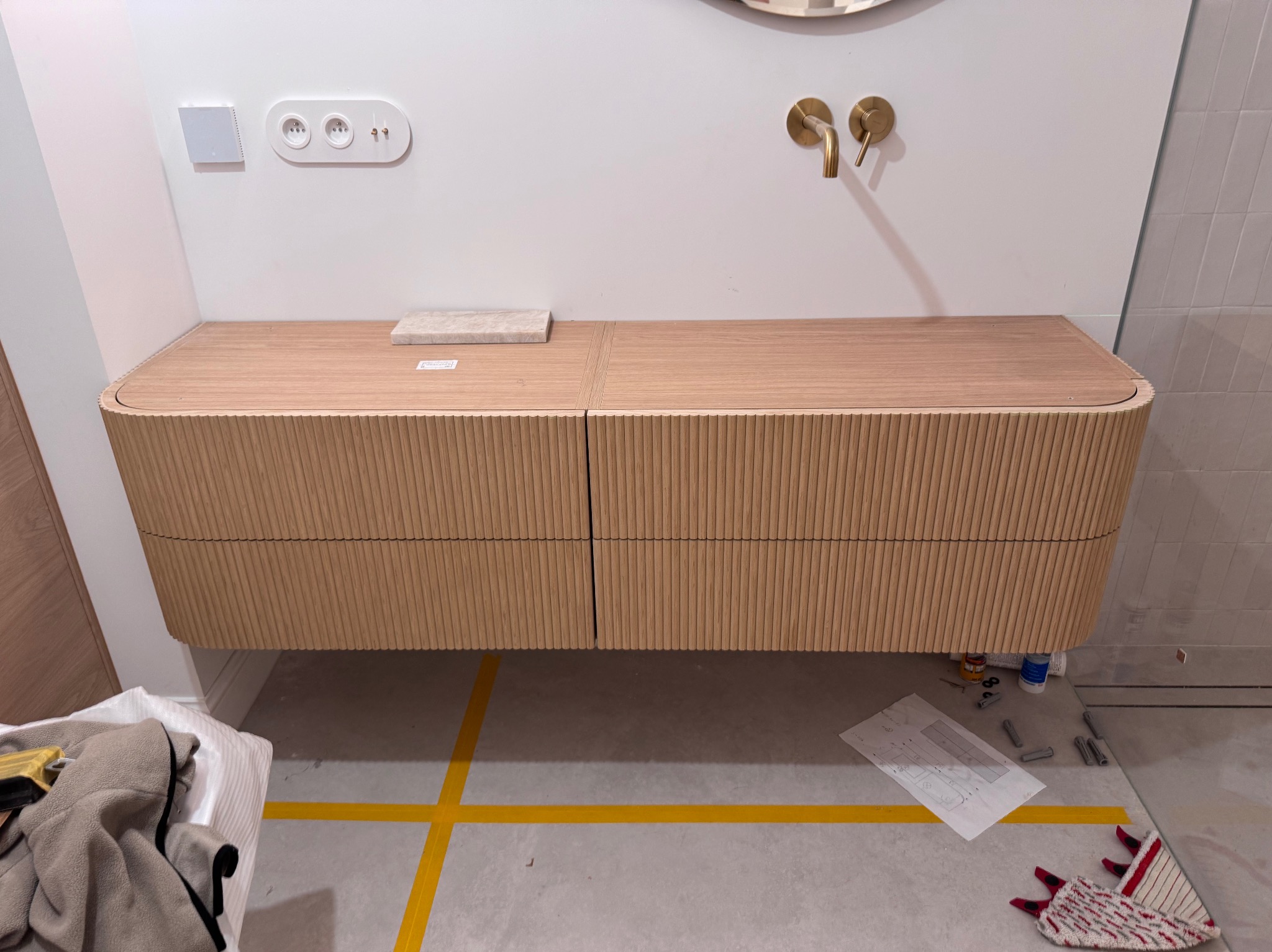 Szafeczka łazienkowa z szufladami w fornirze