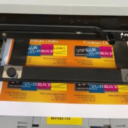 Proces wycinania wizytówek