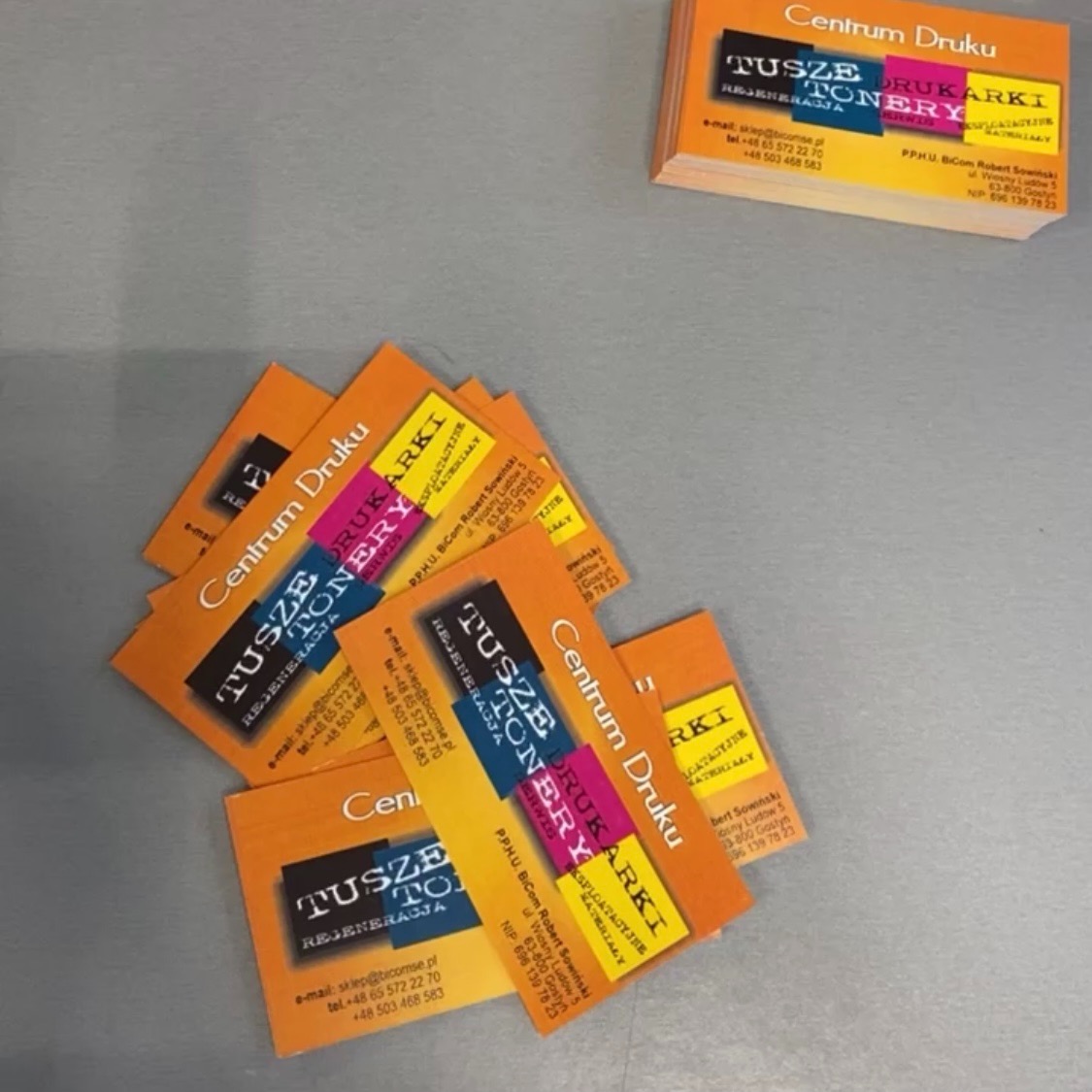 Idealnie wycięte wizytówki przez niedawno zakupioną maszynę