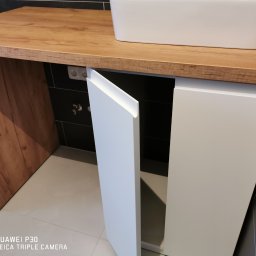 Szafka łazienkowa  fronty lakier biały mat blat i noga płyta gotowa pokryta lakierem bezbarwnym dla ochrony przed wodą