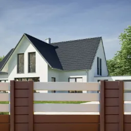Nowoczesne ogrodzenie poziome z desek kompozytowych w kolorze brązowo-białym na tle domu jednorodzinnego z czarnym dachem.