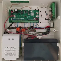 Centrala alarmowa zamontowana na potrzeby klienta.