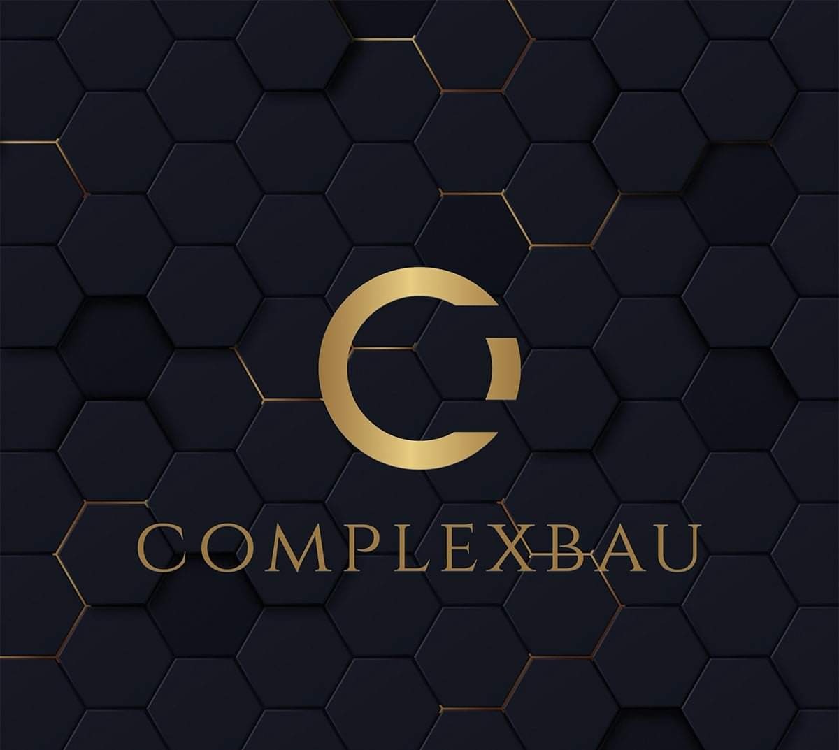 Eleganckie logo firmy Complexbau w kolorze złotym na tle z ciemnych heksagonów z delikatnymi złotymi liniami.