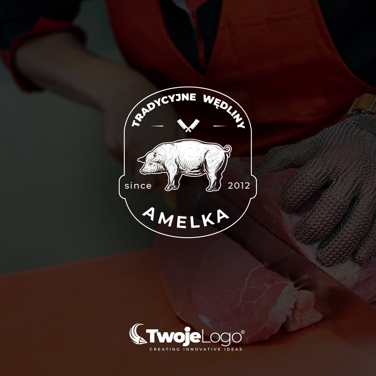 Logo firmy 'Amelka' z wizerunkiem świni w stylu retro, hasłem 'Tradycyjne wędliny' i rokiem założenia 2012, umieszczone na tle osoby w pomarańczowym fartuchu i rękawicy kolczej krojącej mięso...